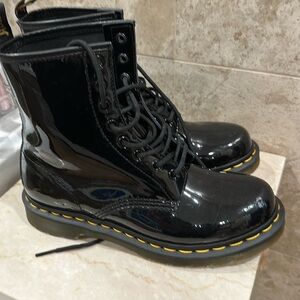 Dr martens air wair size is 8 Eu 39 patent leather